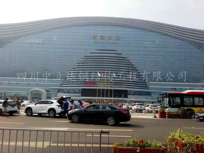 成都環(huán)球中心路橋護(hù)欄的運(yùn)用